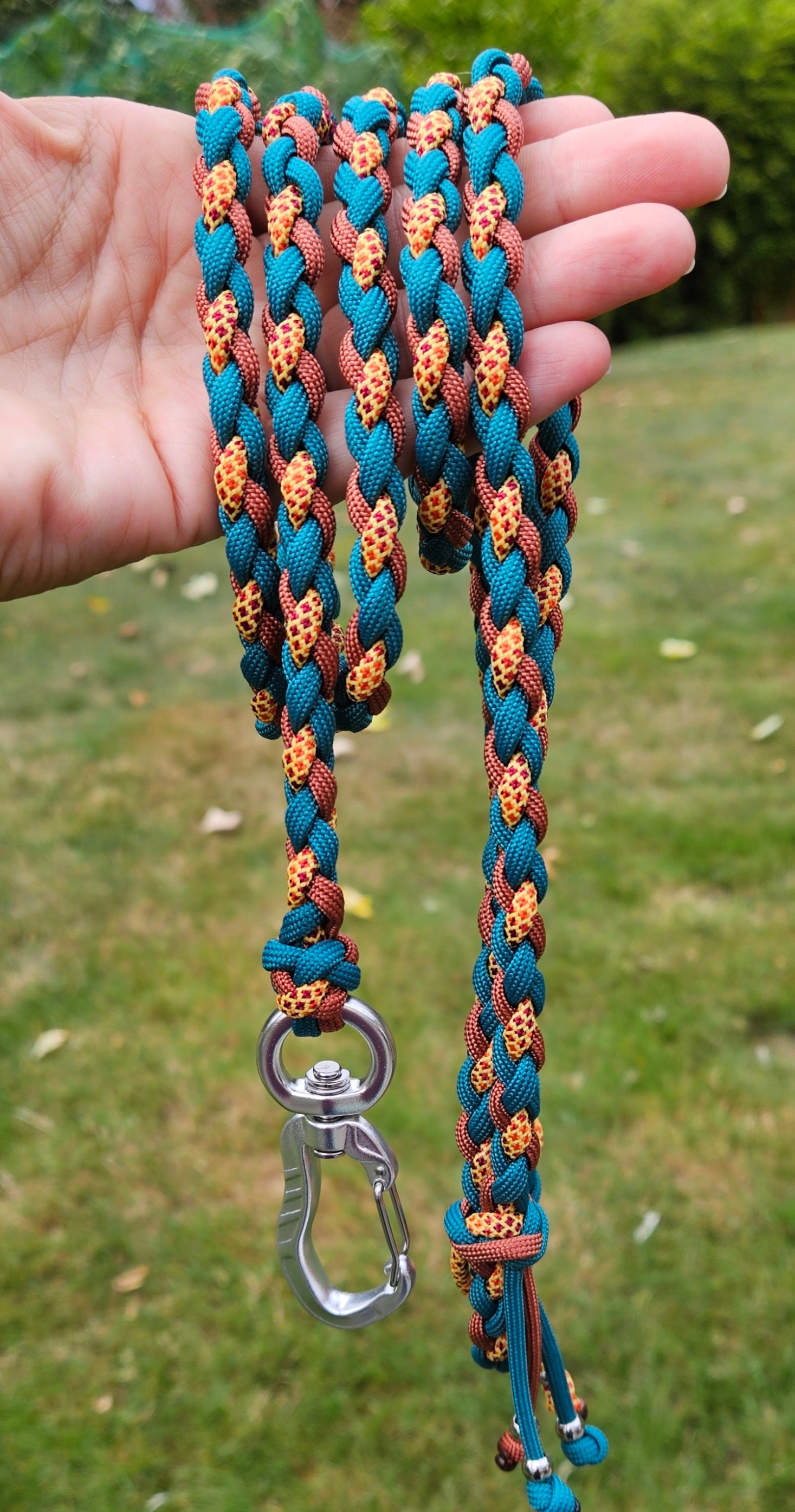 LES LAISSES TRESSÉES